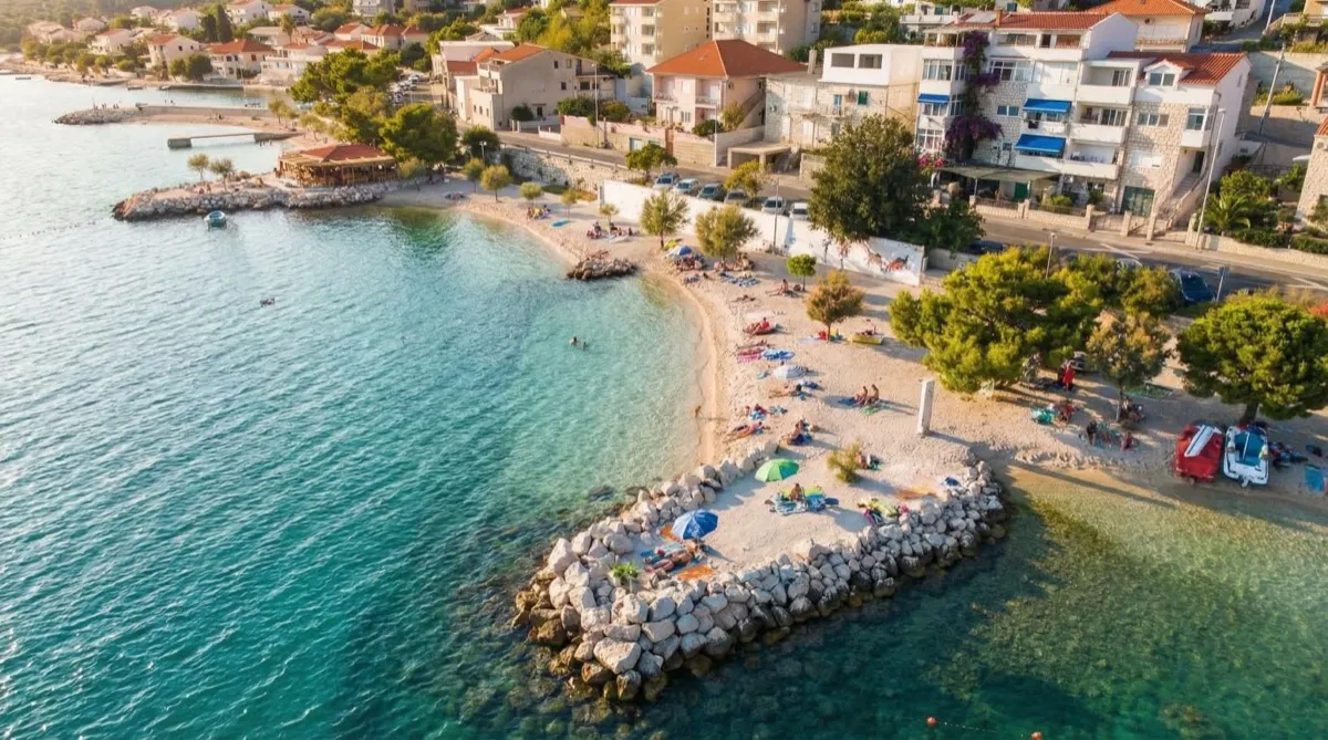 Küstenort Dugi Rat an der dalmatinischen Riviera