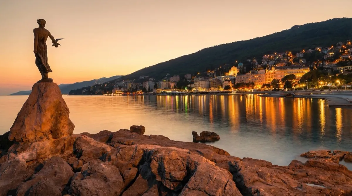 Hafen von Opatija mit Blick auf die Kvarner Bucht